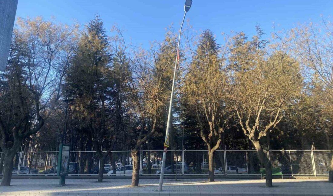 Eskişehir’de yana doğru eğilen aydınlatma direği, devrilme ihtimali nedeniyle görenleri