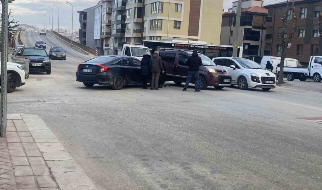 Eskişehir’de cadde ile sokak kesişiminde 2 aracın çarpıştığı trafik kazası