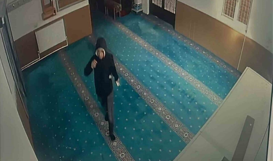 Eskişehir’de bir camiye giren şüpheli, sebile takılan damacana su için