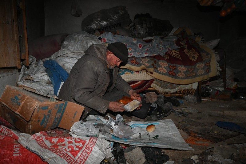 Isparta’nın Kayı köyünde harabe bir evde yaşayan 66 yaşında çobana