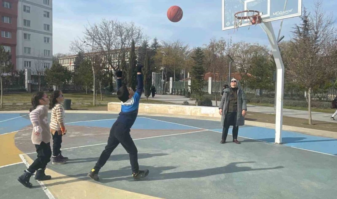 Eskişehir’de güneşli havayı fırsat bilen çocuklar ve aileleri, Millet Bahçesi’nde