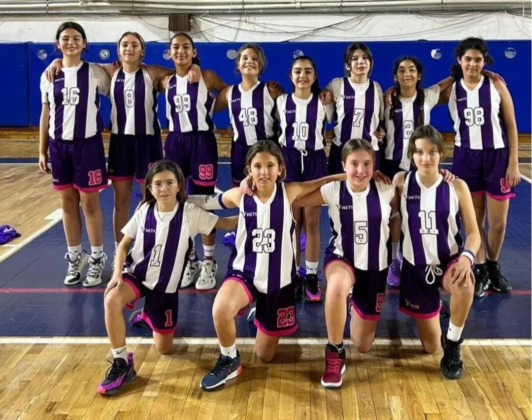 MUĞLA (AA) – Datça Yılmazlar Ortaokulu Küçük Kız Basketbol Takımı,