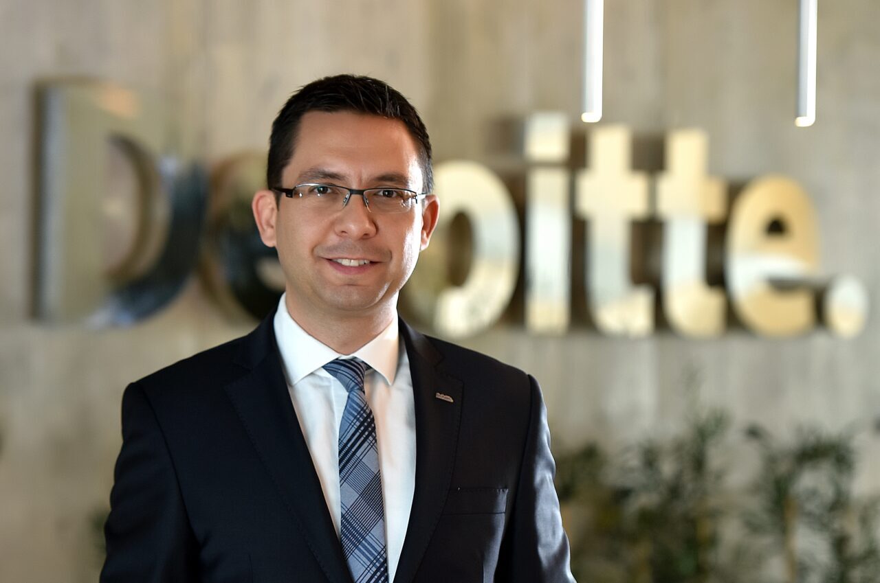- Deloitte Türkiye Ortağı ve Futbol Endüstrisi Lideri Burç Seven:
-