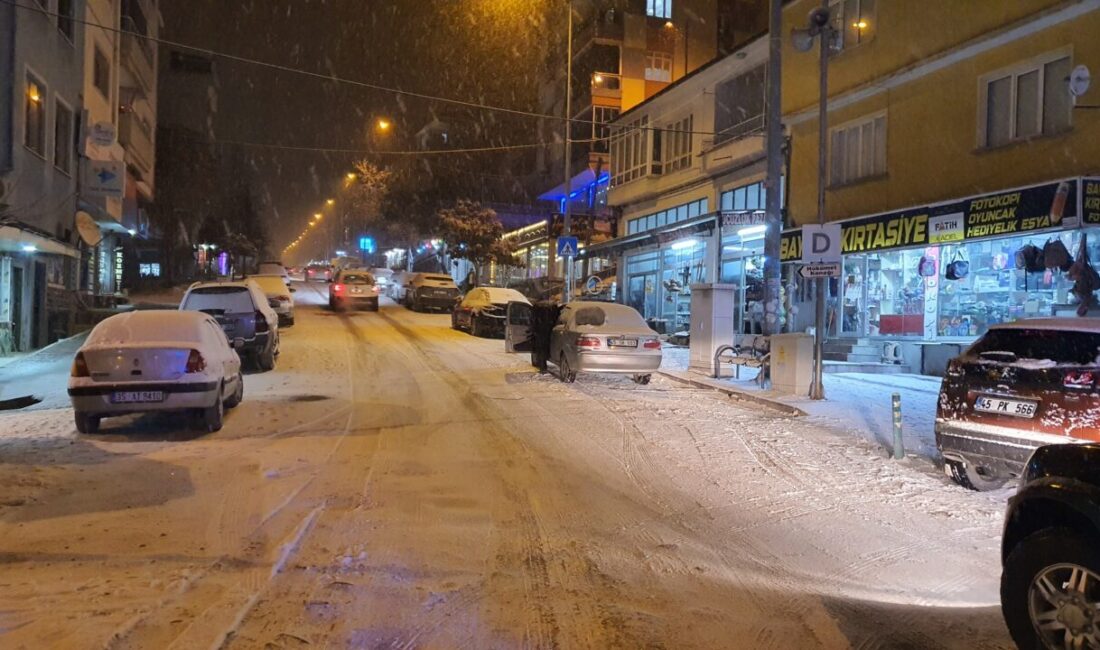 MANİSA (AA) – Manisa'nın Demirci ilçesinde kar yağışı etkili oldu.