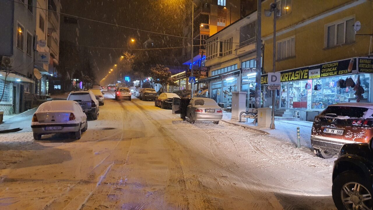 MANİSA (AA) – Manisa'nın Demirci ilçesinde kar yağışı etkili oldu.