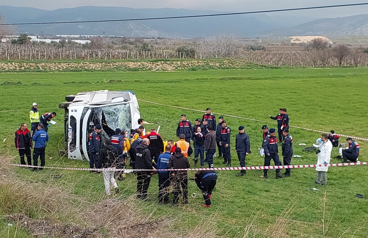 DENİZLİ (AA) – Denizli'nin Buldan ilçesinde öğrencileri taşıyan servis midibüsünün