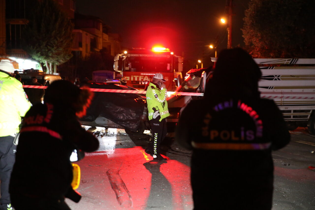DENİZLİ (AA) – Denizli'nin Pamukkale ilçesinde otomobil ile kamyonetin çarpışması