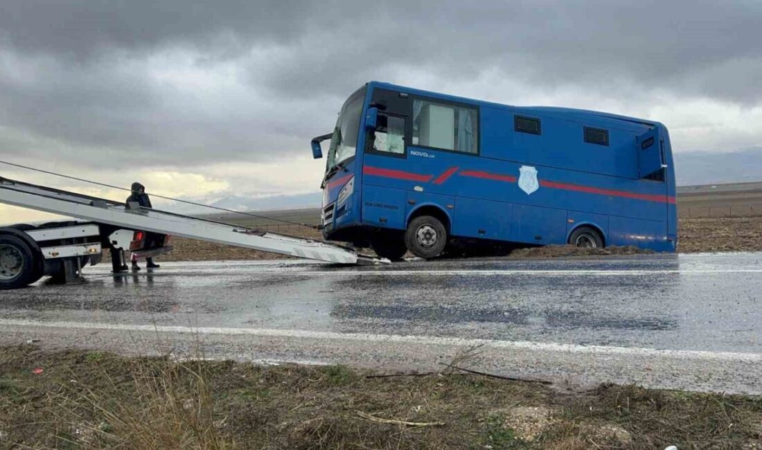 Afyonkarahisar’da kontrolden çıkarak devrilen cezaevi aracındaki yaralanan jandarma ve mahkumların