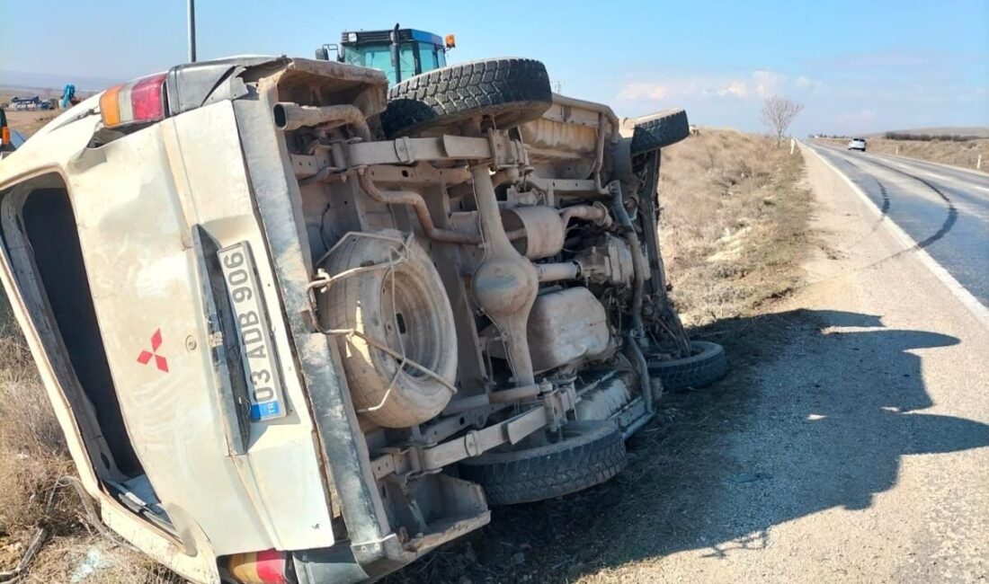 Afyonkarahisar’da kontrolden çıkarak şarampole devrilen minibüste 2 kişi yaralandı. Kaza,