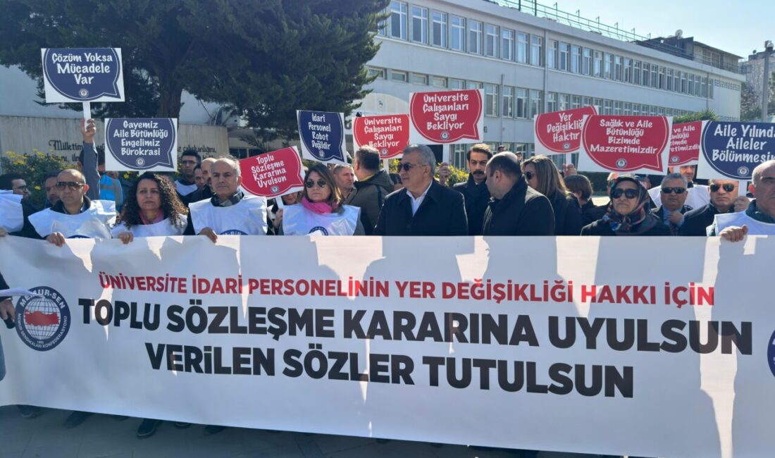 İZMİR (AA) – Eğitim-Bir-Sen İzmir 2 No'lu Şube üyeleri, üniversite