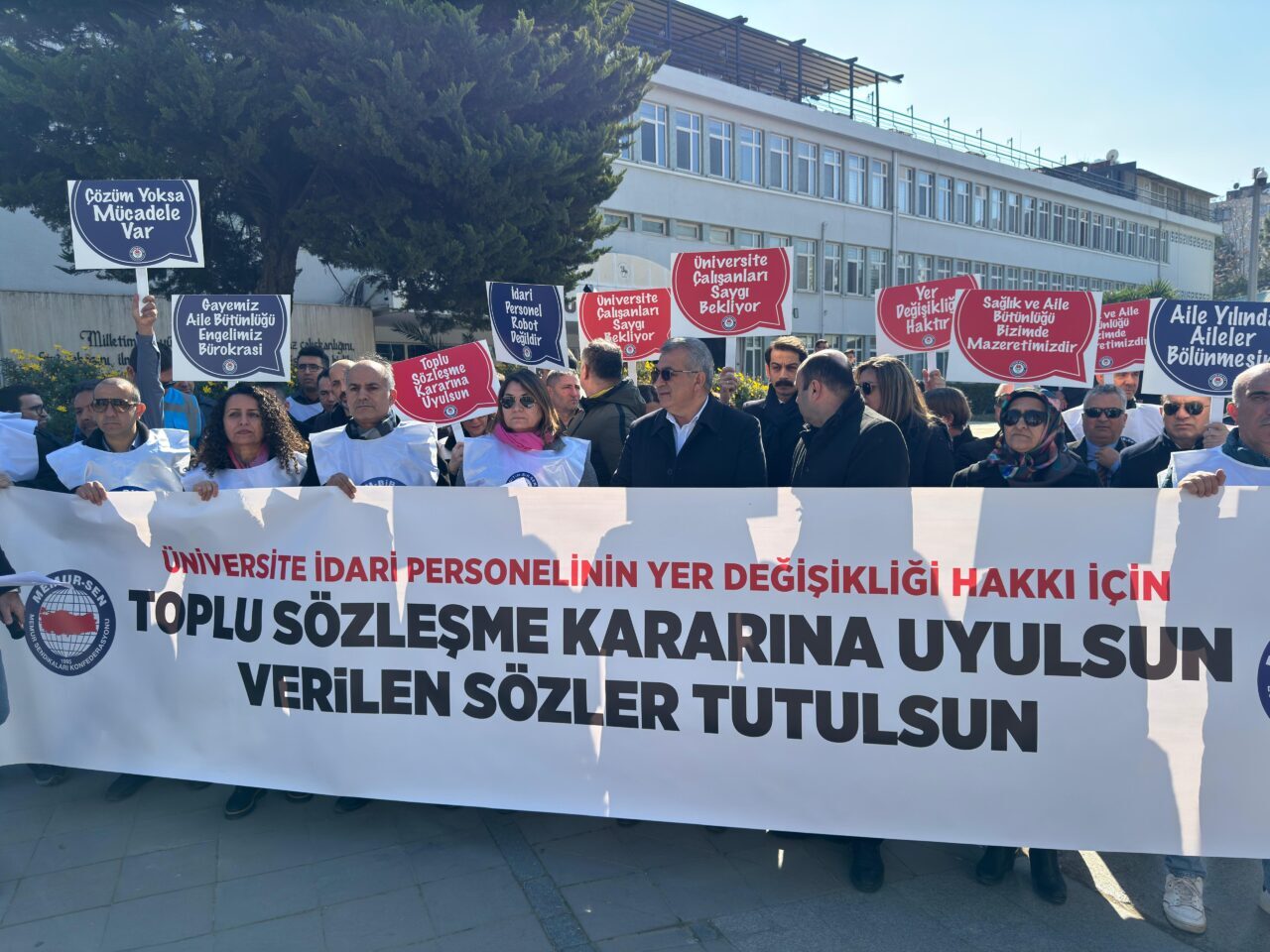 İZMİR (AA) – Eğitim-Bir-Sen İzmir 2 No'lu Şube üyeleri, üniversite