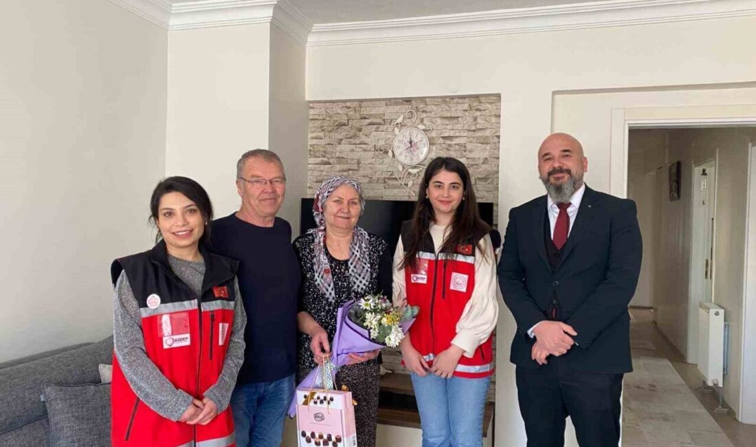 Eskişehir’de evlilikte 25’inci yılını tamamlayan aileyi, Sivrihisar Sosyal Hizmet Merkezi