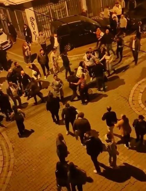 İstanbul Esenyurt’ta asker eğlencesinde gençlerin birbirlerine sopa ve yumrukla saldırdığı