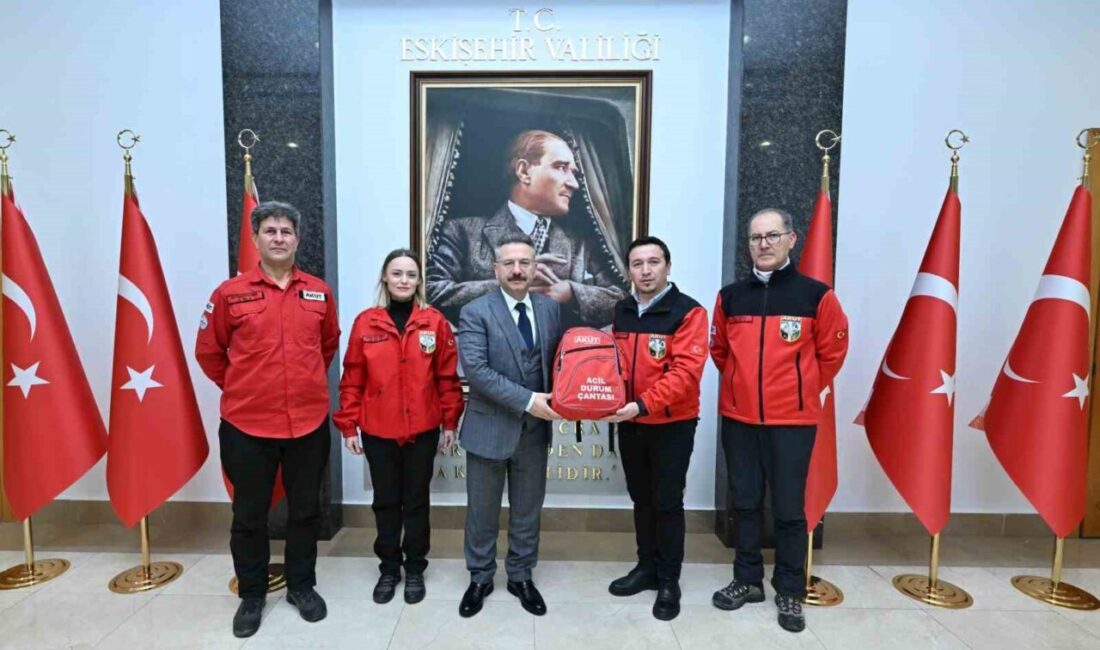 Eskişehir AKUT Operasyon Ekibi, Eskişehir Valisi Hüseyin Aksoy’u ziyaret ederek