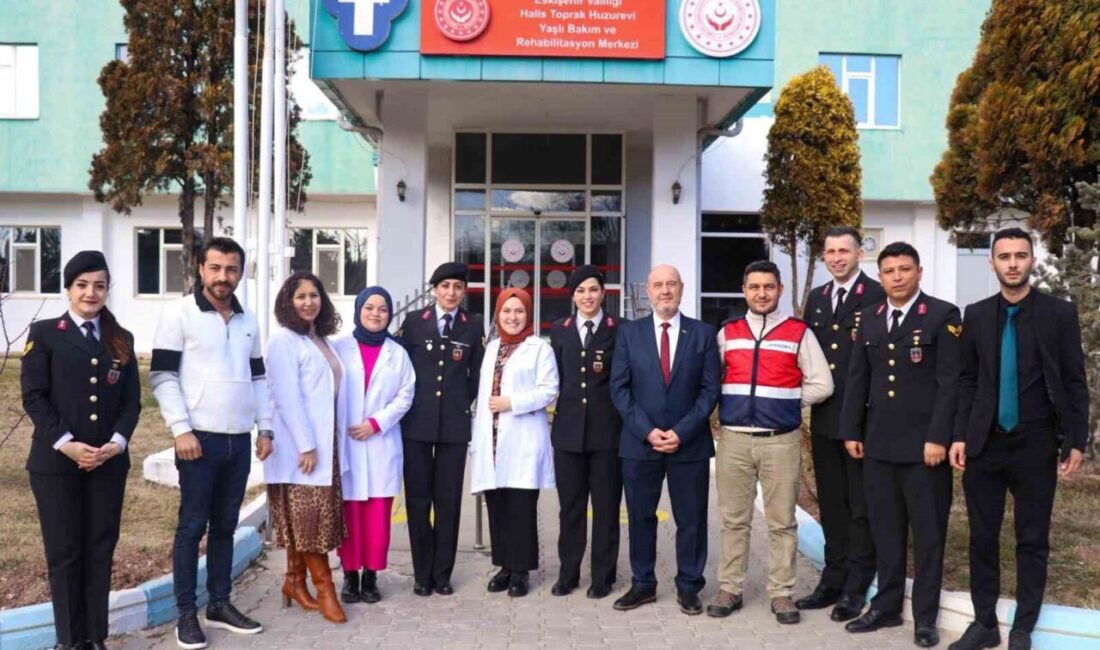 Eskişehir İl Jandarma Komutanlığı yetkilileri ve Mehmetçik, Halis Toprak Huzurevi’ne