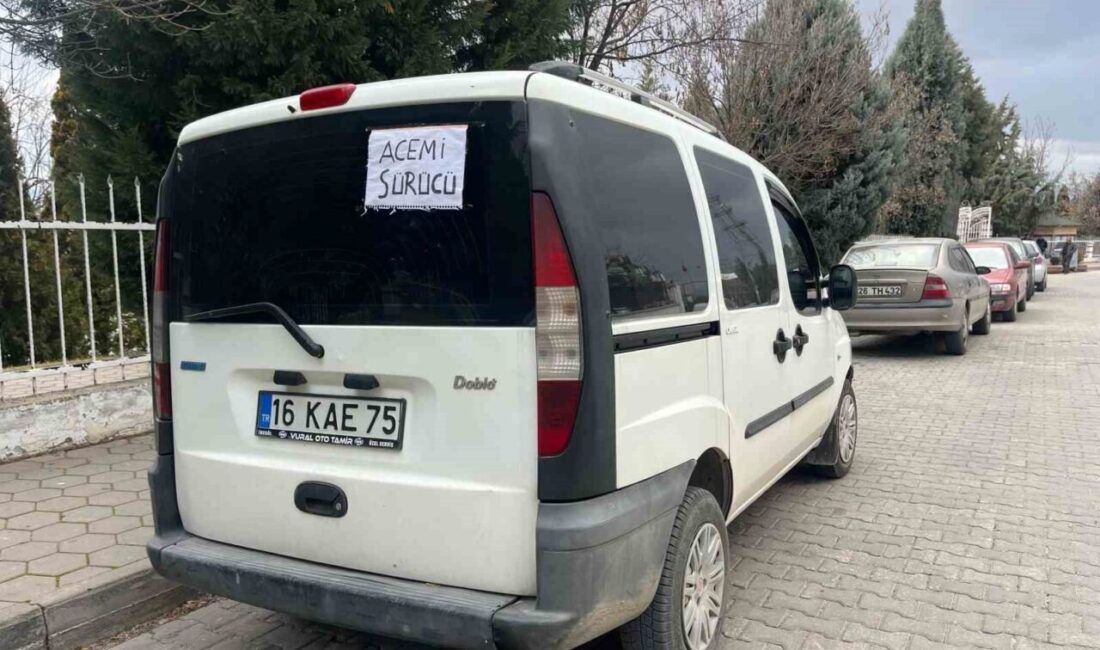 Eskişehir’de bir sürücünün aracına ‘Acemi Sürücü’ yazısı yapıştırması merak uyandırdı.