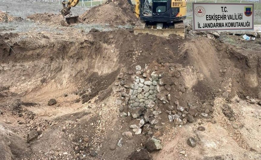Eskişehir’de kaçak kazı yaparken yakalanan 2 şüpheli tutuklandı. Edinilen bilgilere