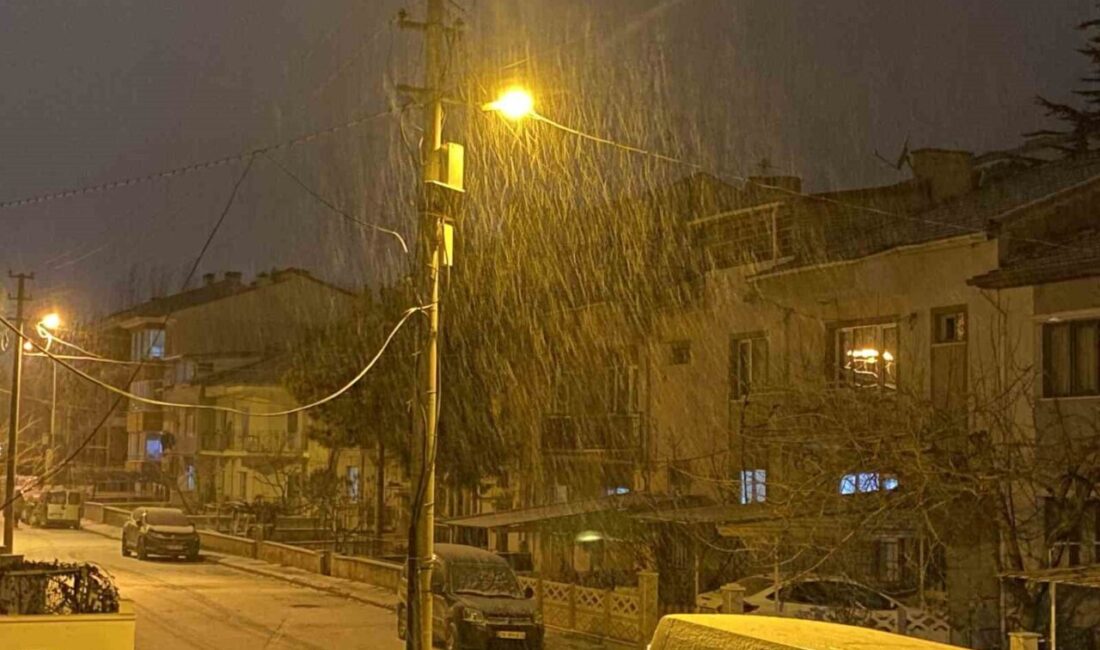 Eskişehir’de akşam saatlerinde etkili olan kar yağışıyla birlikte sokaklar beyaza