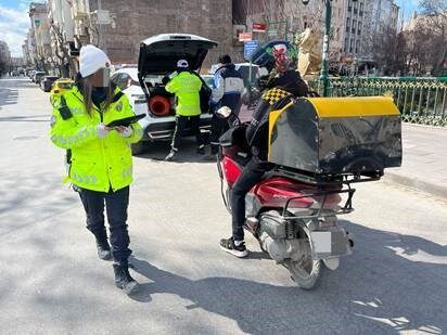 Eskişehir’de polis ekipleri tarafından yapılan trafik denetimlerinde kontrol edilen binlerce