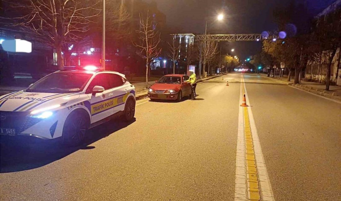 Eskişehir’de polis ekiplerince yapılan trafik denetiminde 702 araç sürücüsü denetlendi,