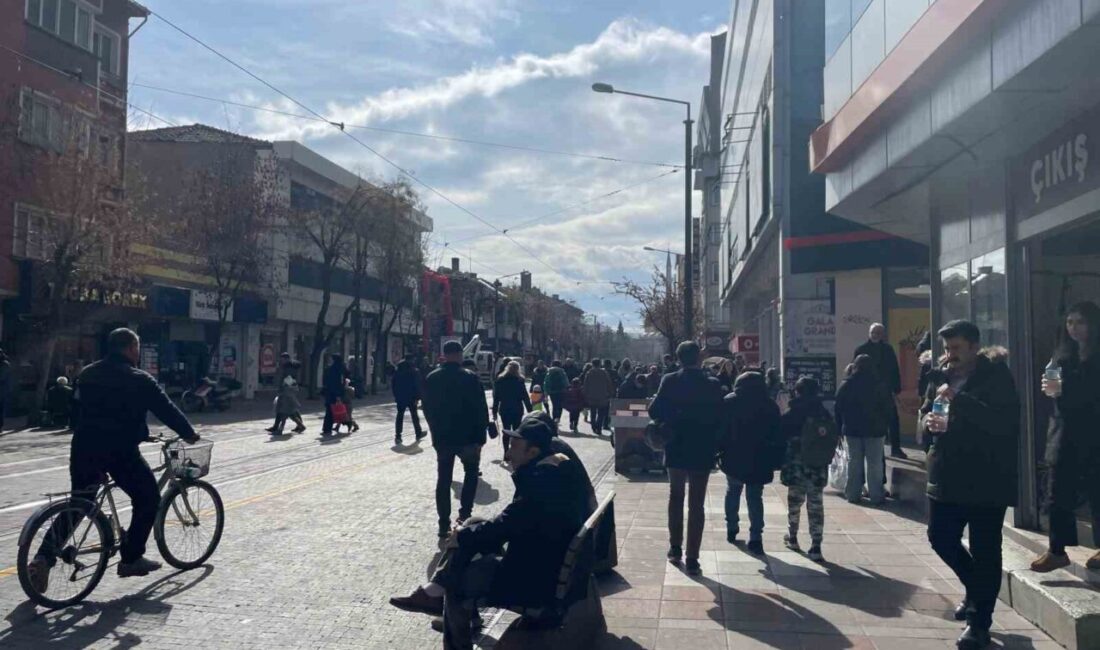 Eskişehir’de havanın güneşli olmasını fırsat bilerek sokaklara çıkan vatandaşlar hafta