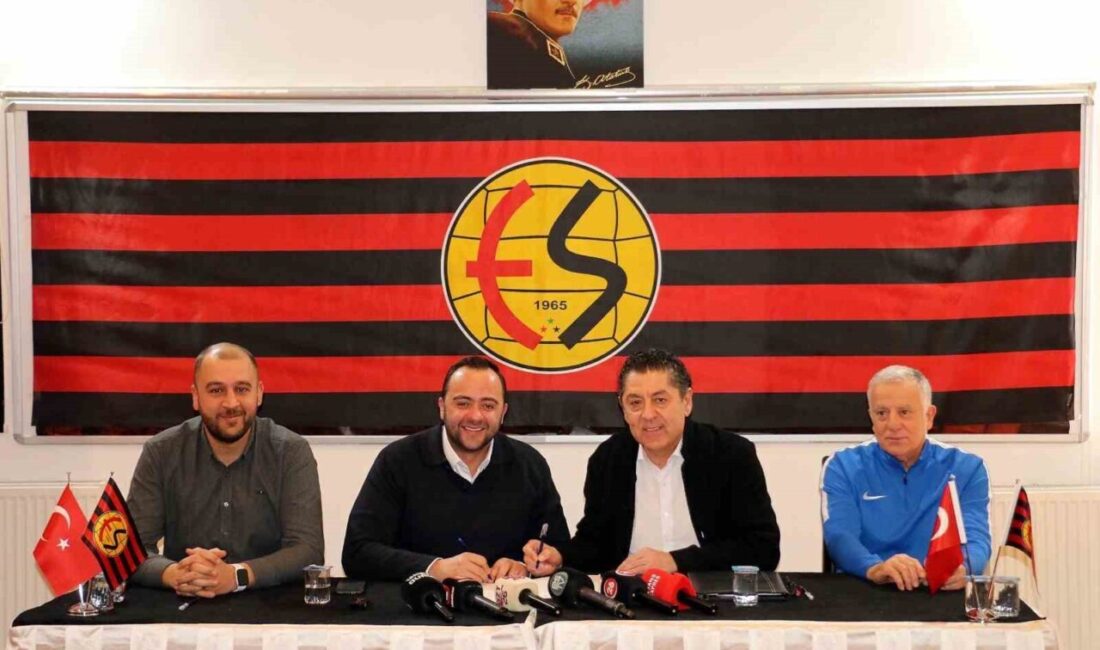 Eskişehirspor’un yeni teknik direktörü Ümit Metin Yıldız, düzenlenen törenle imzayı