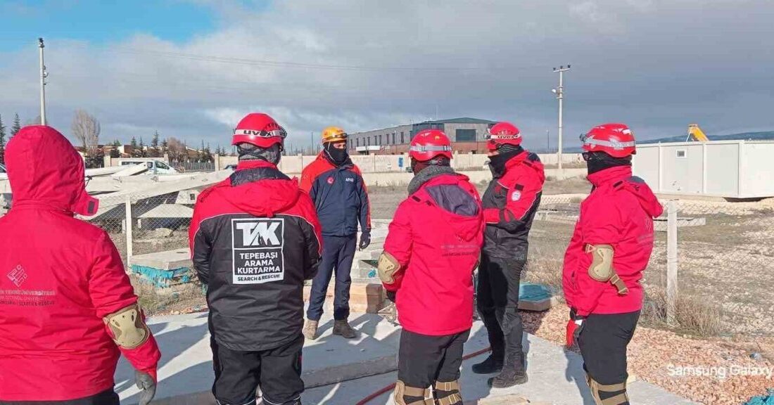Eskişehir Teknik Üniversitesi (ESTÜ) ve Tepebaşı Belediyesi arama kurtarma ekipleri,