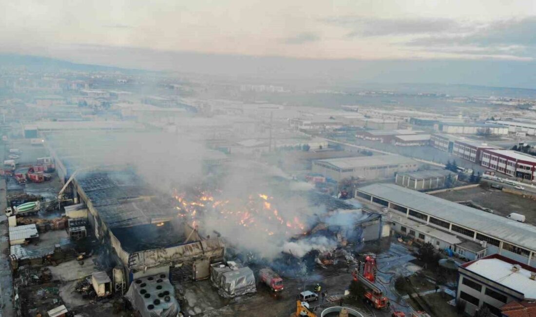 Afyonkarahisar’da dün akşam saatlerinde başlayan fabrika yangını kontrol altına alınırken,