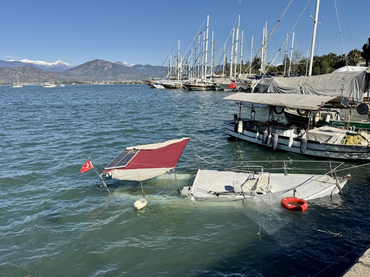 MUĞLA (AA) – Muğla'nın Fethiye ilçesinde etkili olan kuvvetli rüzgar