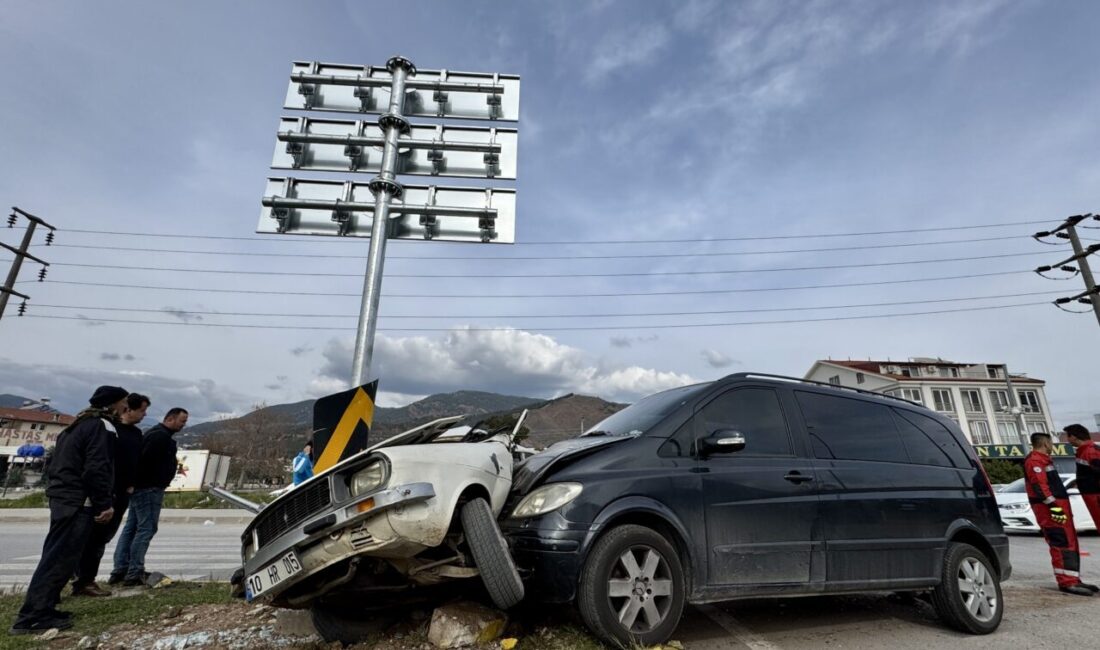 MUĞLA (AA) – Muğla'nın Fethiye ilçesinde minibüsle çarpışan otomobil sürücüsü