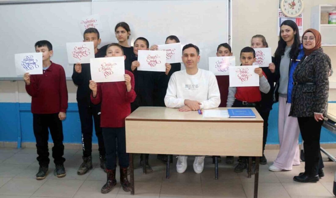 Emirdağ Gençlik Merkezi Müdürü Muhammet Lokman Karademir ve gönüllü gençler,