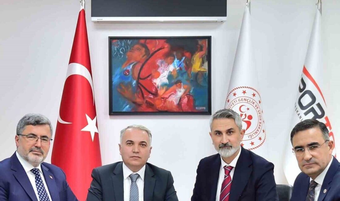 Afyonkarahisar Dinar Kaymakamı Kemal Duru, ilçeye bağlı Haydarlı beldesine Gençlik