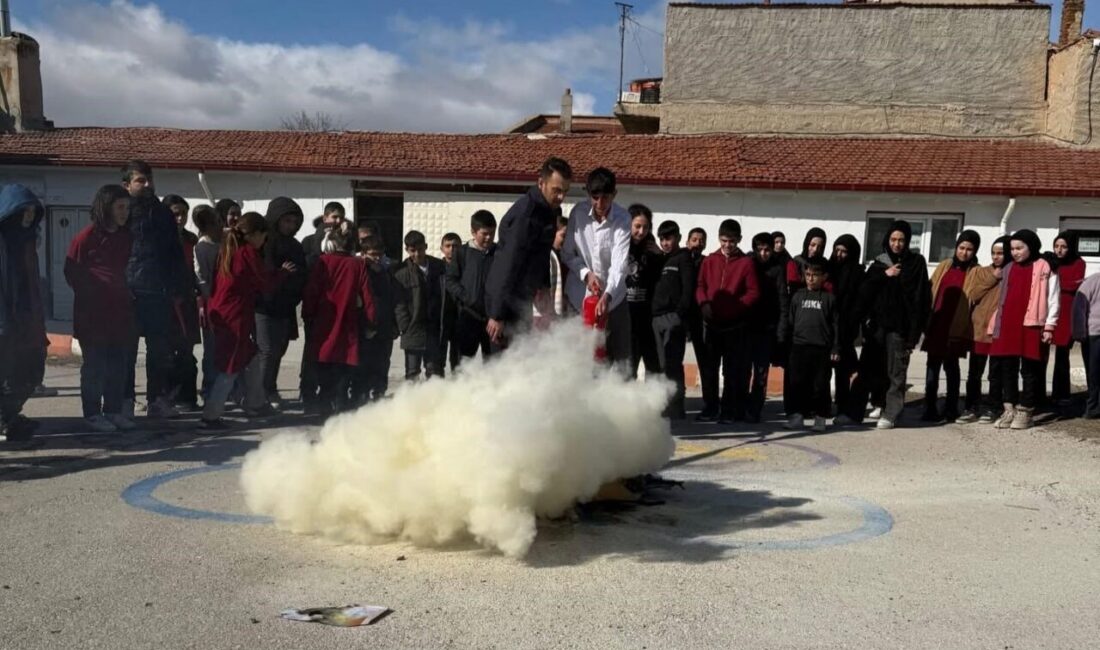 Afyonkarahisar’ın Bolvadin ilçesinde itfaiye ekipleri tarafından kamu kurum ve kuruluşlarında