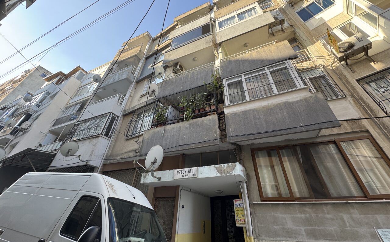 İZMİR (AA) – İzmir'in Konak ilçesinde yalnız yaşadığı evinde uzun
