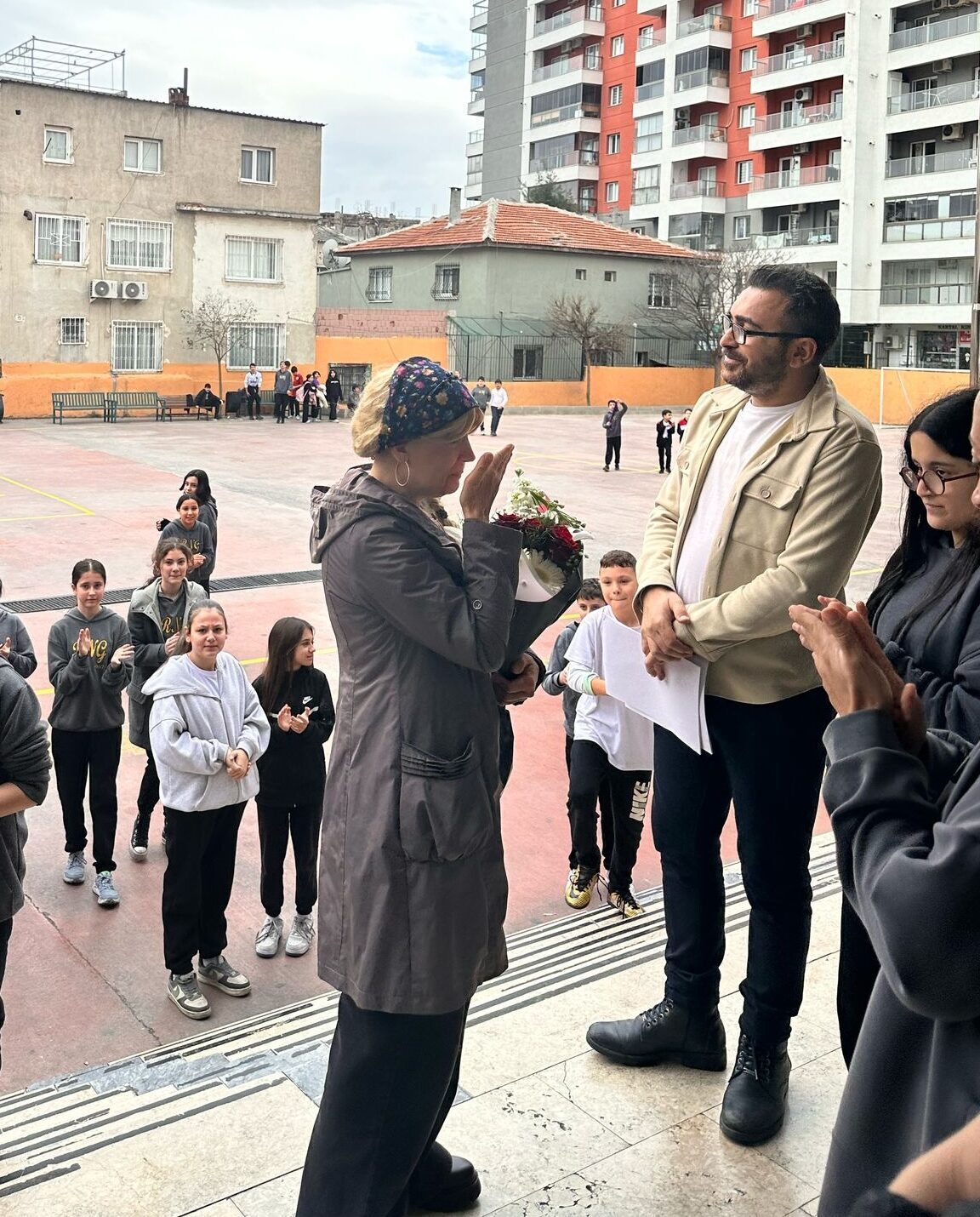 İZMİR (AA) – İzmir'de, kanser tedavisi nedeniyle emekliliğe ayrılmak zorunda