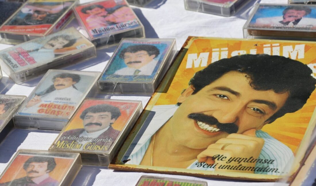 İZMİR (AA) – Ünlü sanatçı Müslüm Gürses'in hayranları, sanatçının vefatının