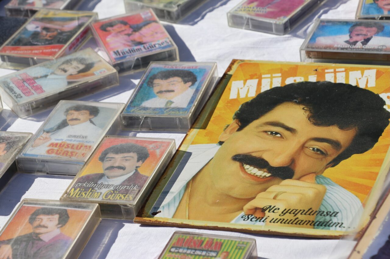 İZMİR (AA) – Ünlü sanatçı Müslüm Gürses'in hayranları, sanatçının vefatının