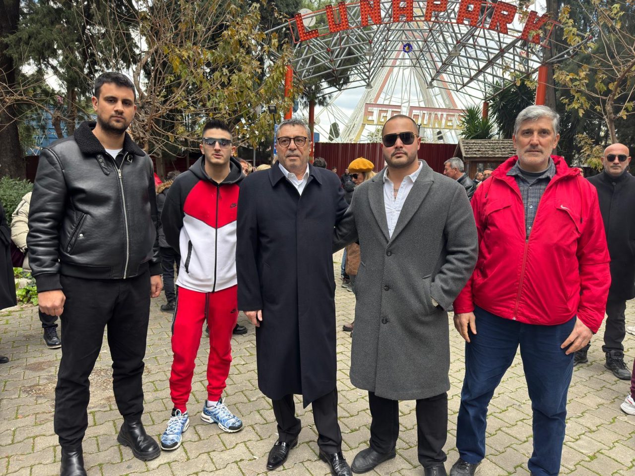 İZMİR (AA) – İzmir'de bir grup, Fuar Kültürpark'ta bulunan lunaparkın