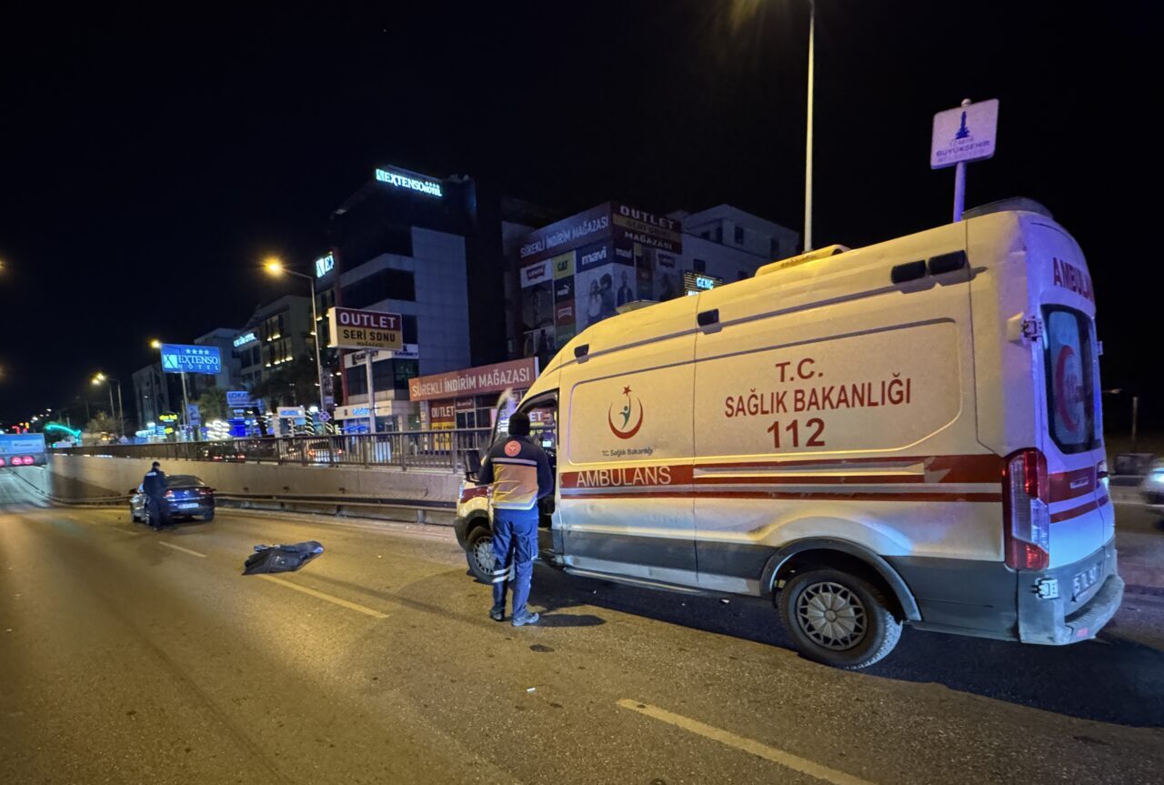 İZMİR (AA) – İzmir'in Gaziemir ilçesinde otomobilin çarptığı yaya, hayatını