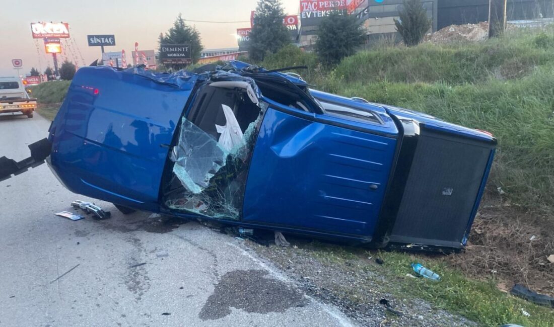 İZMİR (AA) – İzmir'in Menderes ilçesinde pikabın 2 araca çarpması