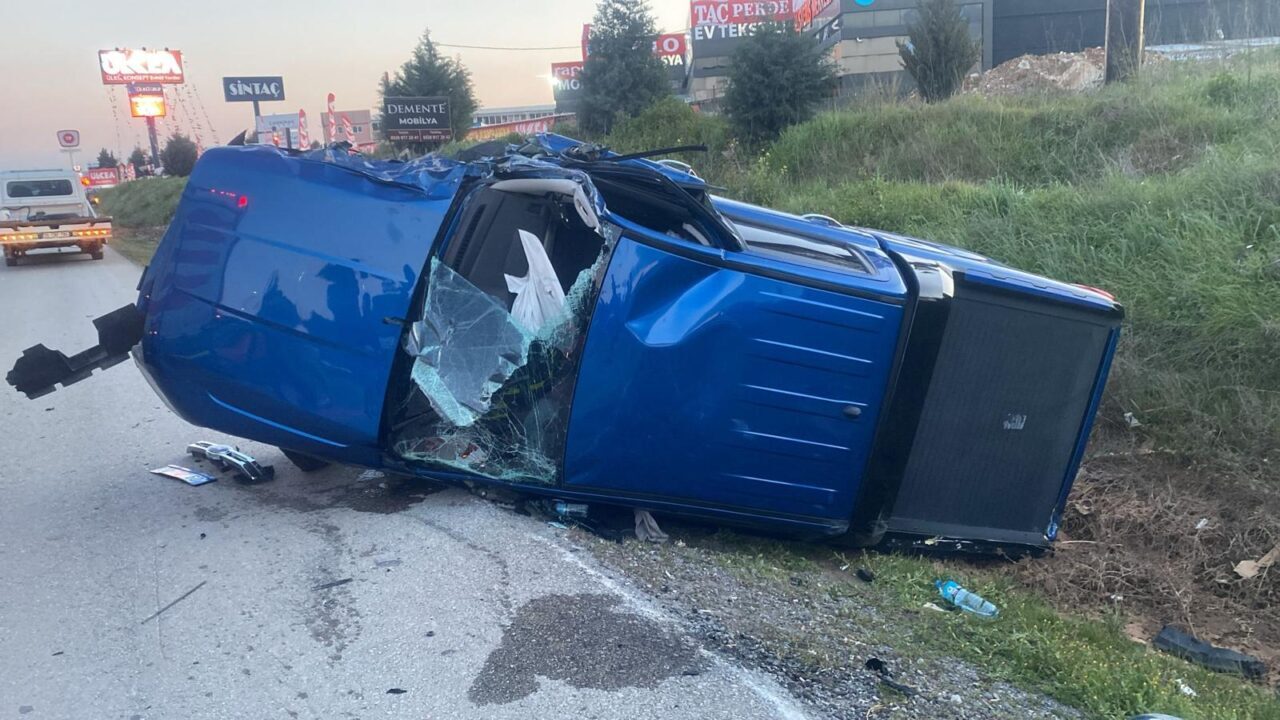 İZMİR (AA) – İzmir'in Menderes ilçesinde pikabın 2 araca çarpması