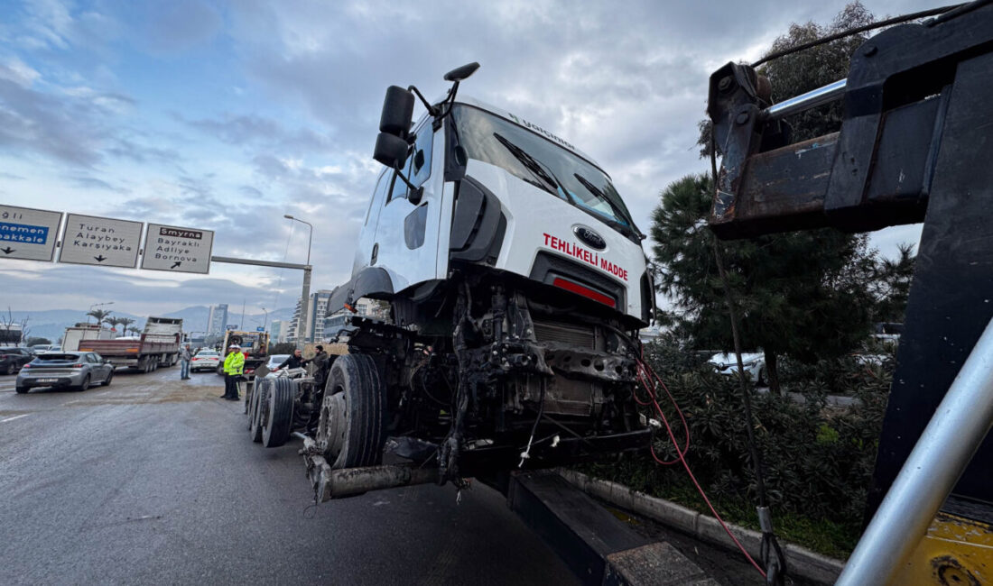 İZMİR (AA) – İzmir'in Bayraklı ilçesinde akaryakıt yüklü tankerle çarpışan