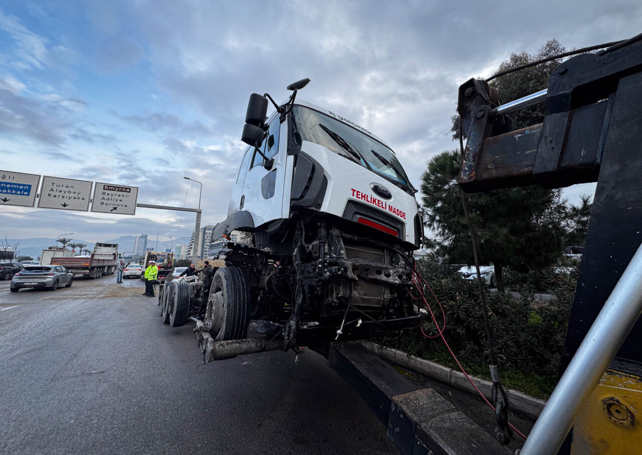 İZMİR (AA) – İzmir'in Bayraklı ilçesinde akaryakıt yüklü tankerle çarpışan