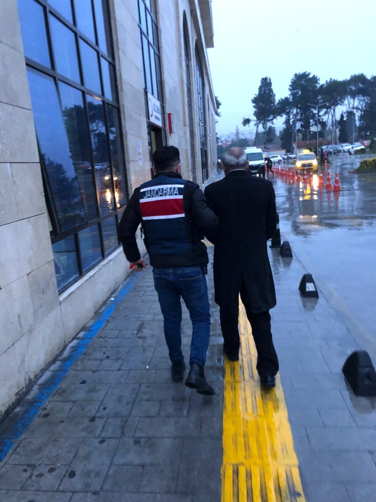 İZMİR (AA) – İzmir'de, silahlı terör örgütü propagandası yaptıkları iddiasıyla