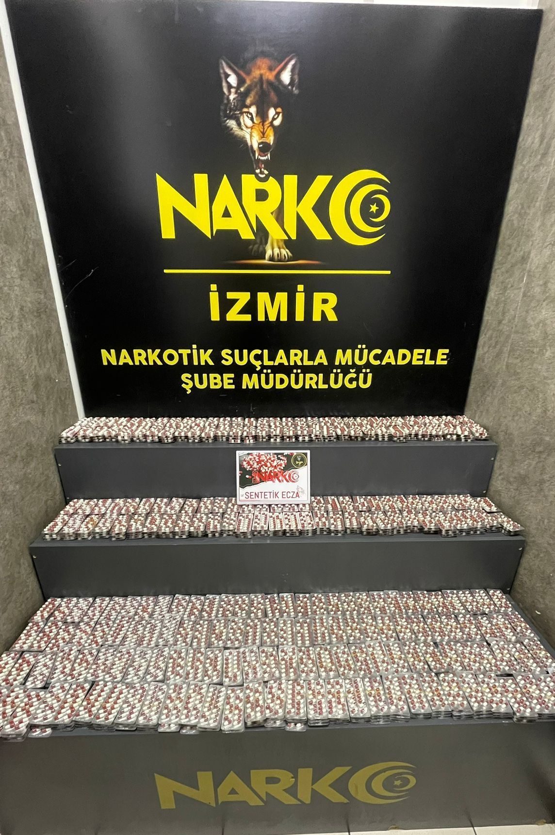 İZMİR (AA) – İzmir'in iki ilçesinde gerçekleştirilen uyuşturucu operasyonlarında gözaltına