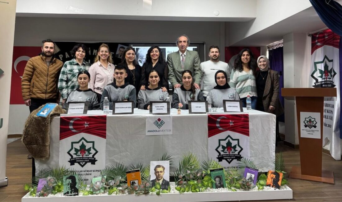 İZMİR (AA) – İzmir'de lise öğrencileri "Anadolu Mektebi Projesi Yazar