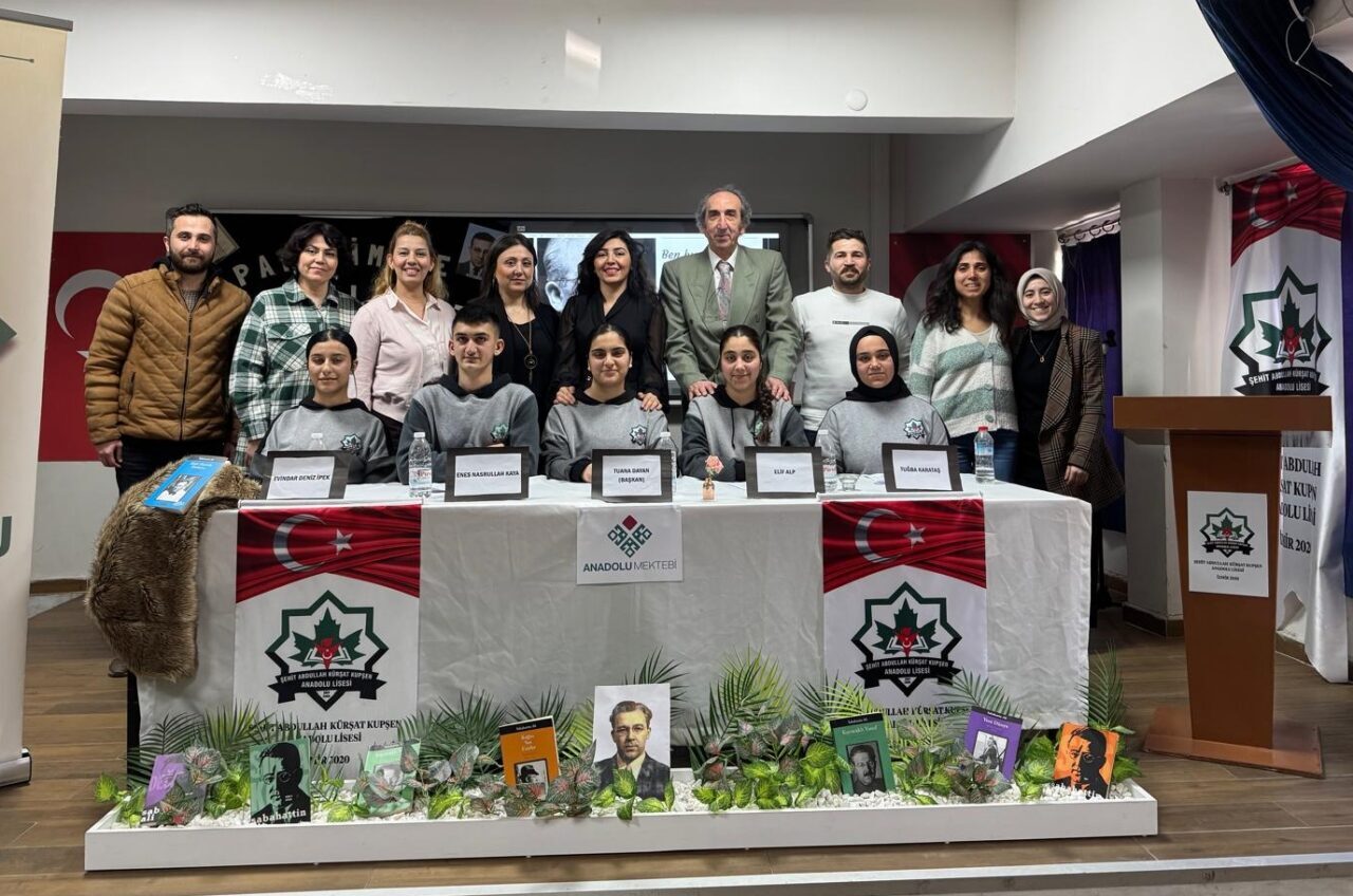 İZMİR (AA) – İzmir'de lise öğrencileri "Anadolu Mektebi Projesi Yazar
