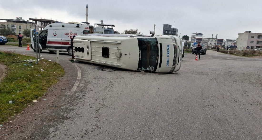 İZMİR (AA) – İzmir'in Kemalpaşa ilçesinde yolcu minibüsü ile hafif