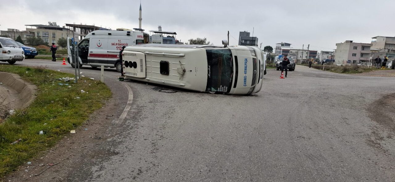 İZMİR (AA) – İzmir'in Kemalpaşa ilçesinde yolcu minibüsü ile hafif