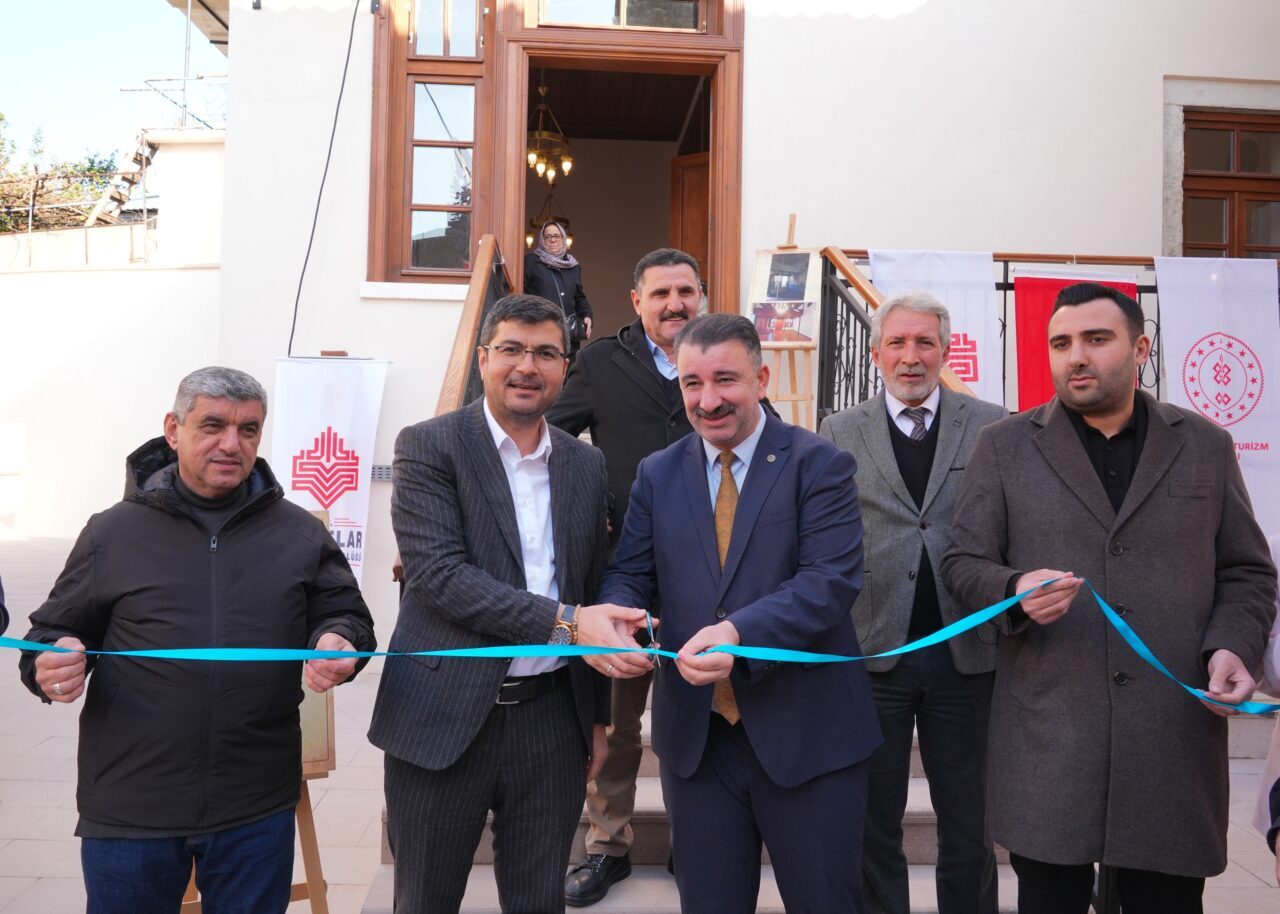 İZMİR (AA) – İzmir'in Konak ilçesindeki tarihi cami, iki yıllık